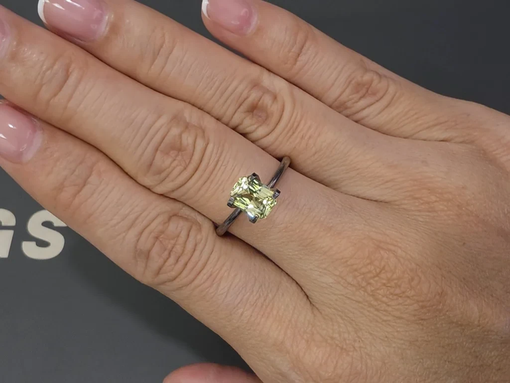 Unheated sapphire yellow green radiant cut 1.78 carats, Sri Lanka Image №5
