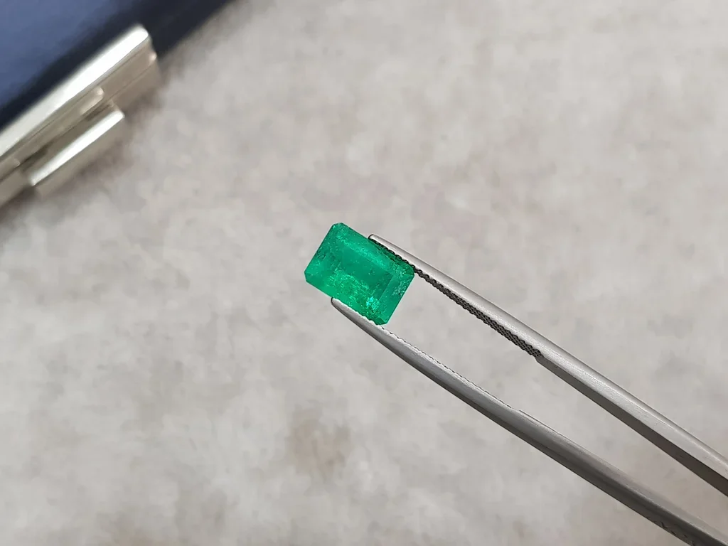 Vivid Green colombian emerald 2.09 ct in octagon cut Image №3