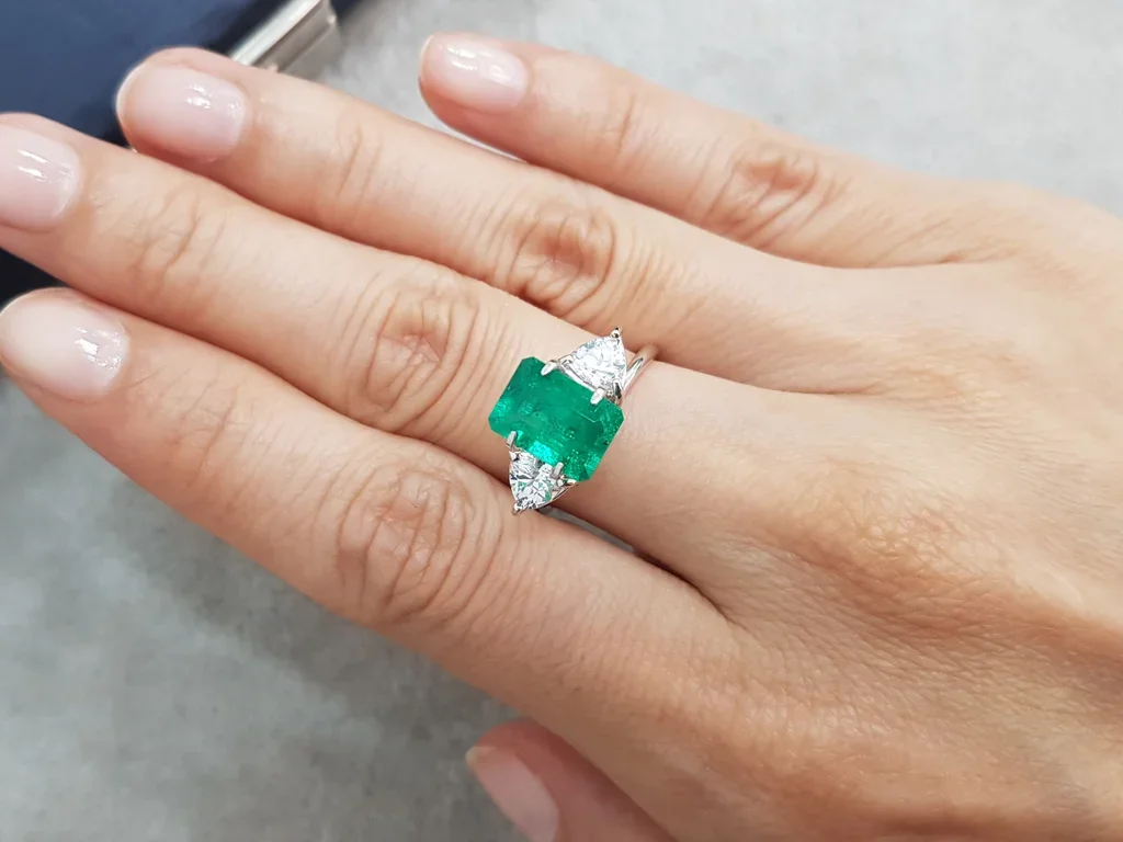 Vivid Green colombian emerald 2.09 ct in octagon cut Image №2