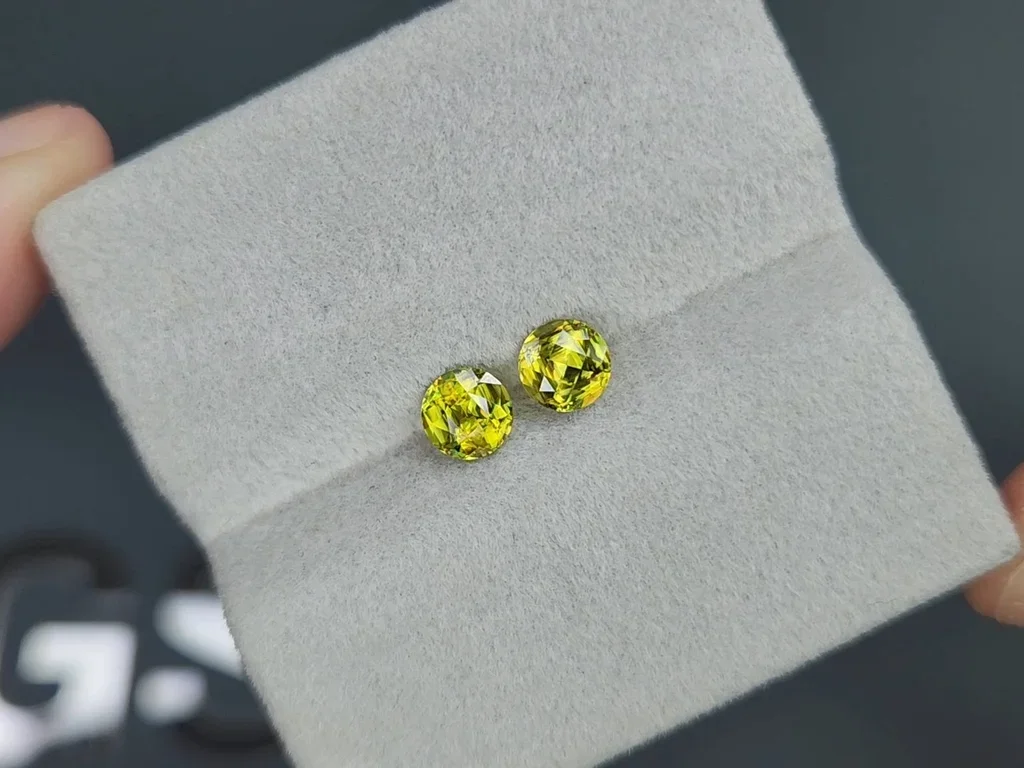 Pair of round cut yellow-green sphenes 1.15 carats, Madagascar Image №4