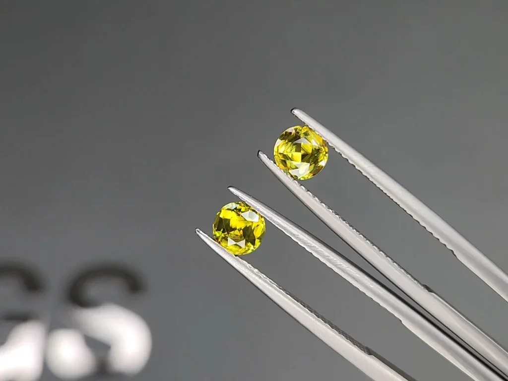 Pair of round cut yellow-green sphenes 1.15 carats, Madagascar Image №3