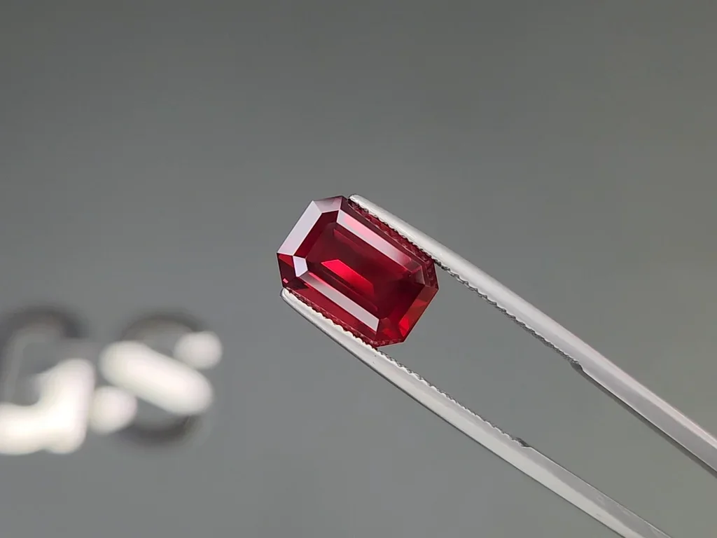 Octagon-cut rhodolite garnet 5.89 carats, Madagascar  Image №3