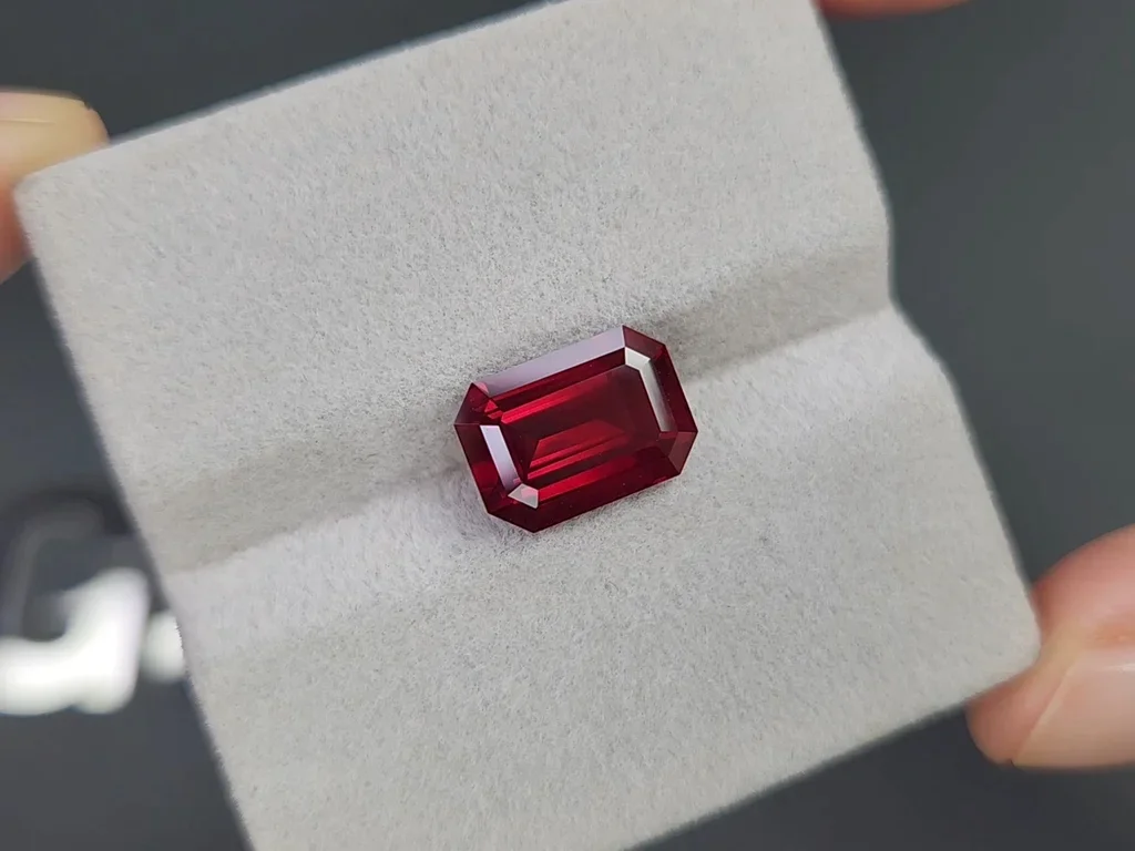 Octagon-cut rhodolite garnet 5.89 carats, Madagascar  Image №4