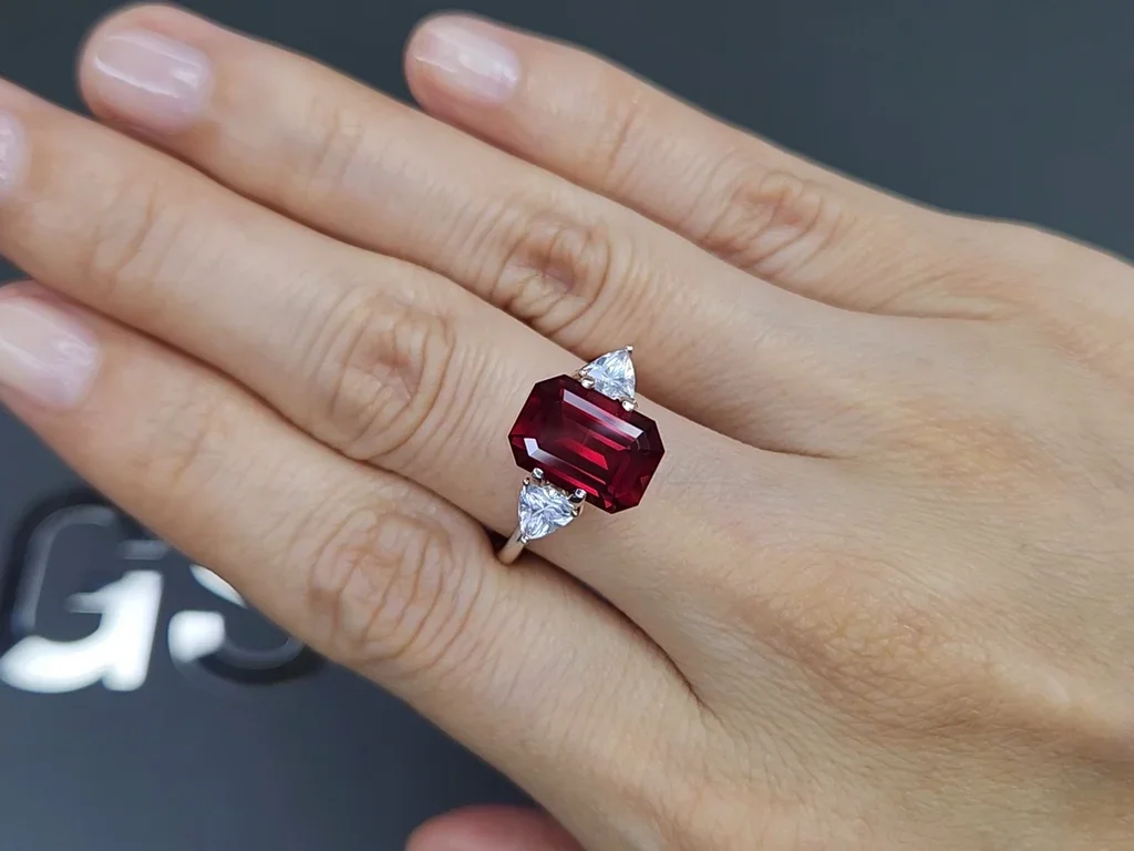 Octagon-cut rhodolite garnet 5.89 carats, Madagascar  Image №5
