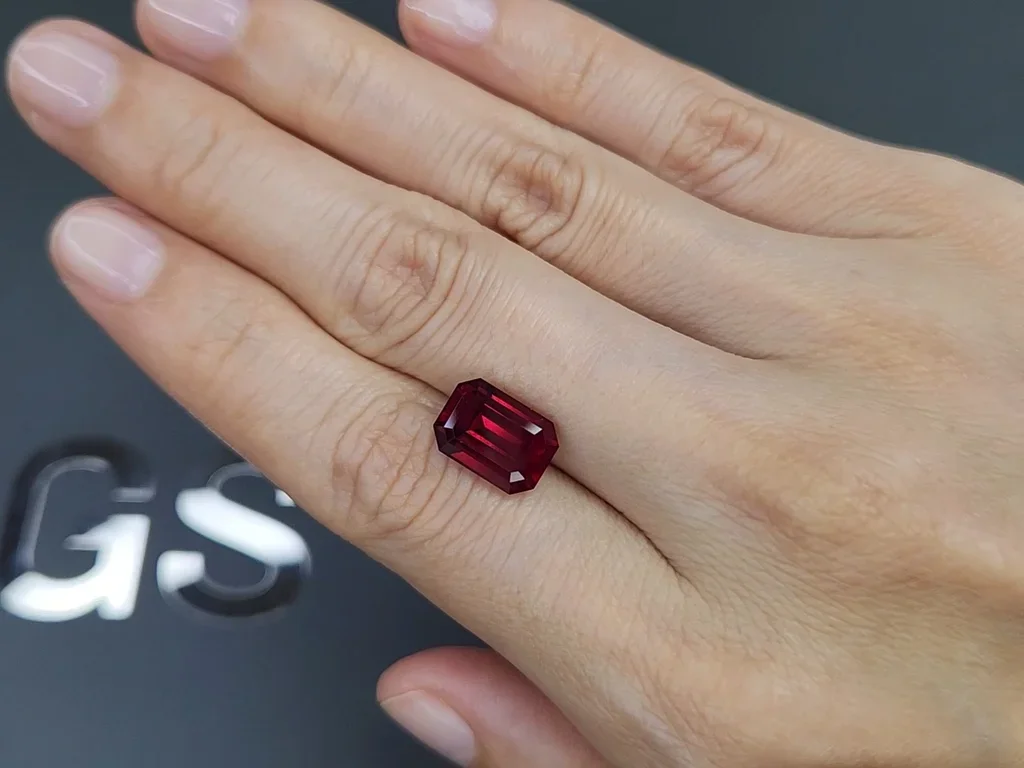 Octagon-cut rhodolite garnet 5.89 carats, Madagascar  Image №2