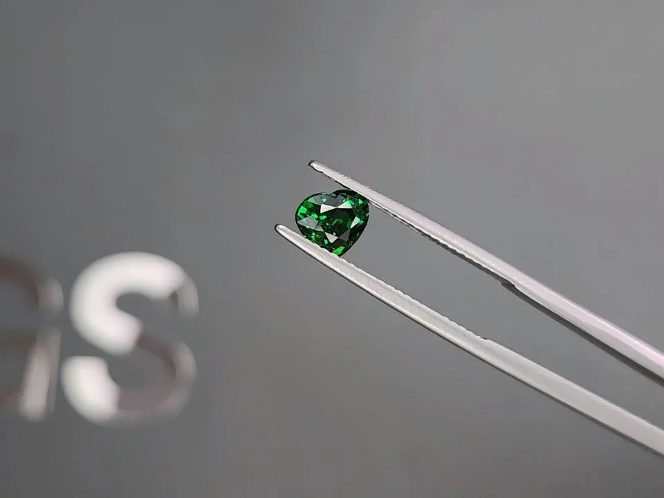 Vivid green tsavorite garnet in heart cut 1.02 carats, Tanzania  Image №3