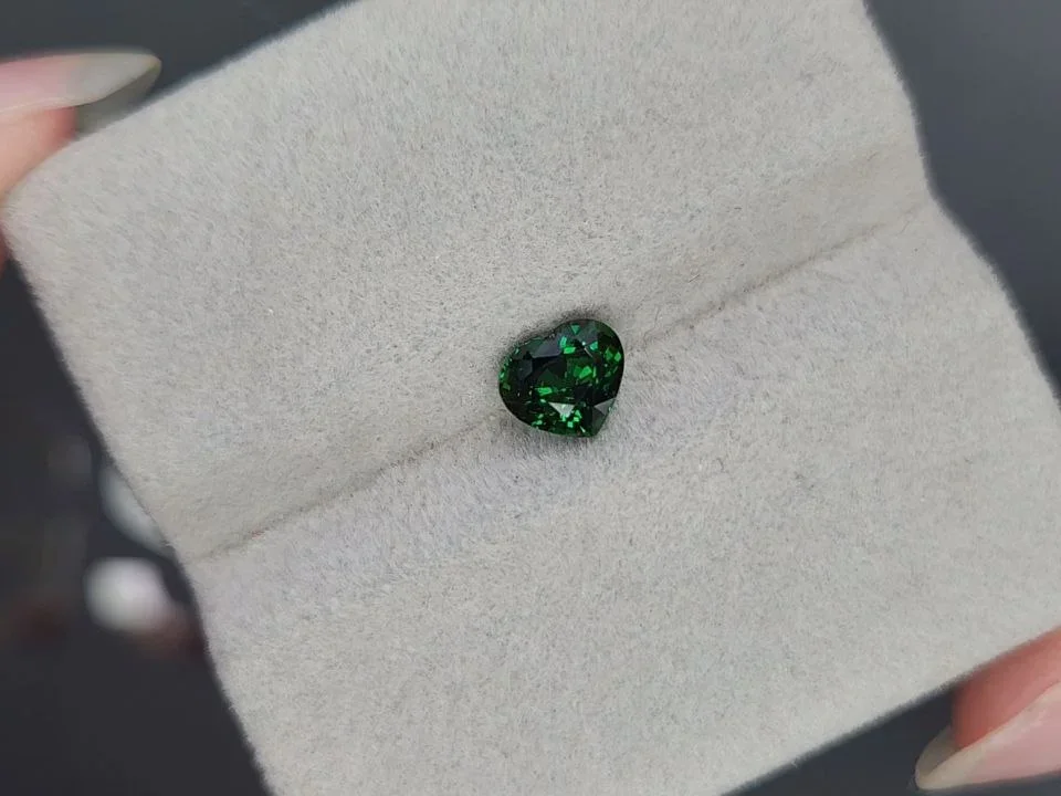 Vivid green tsavorite garnet in heart cut 1.02 carats, Tanzania  Image №4