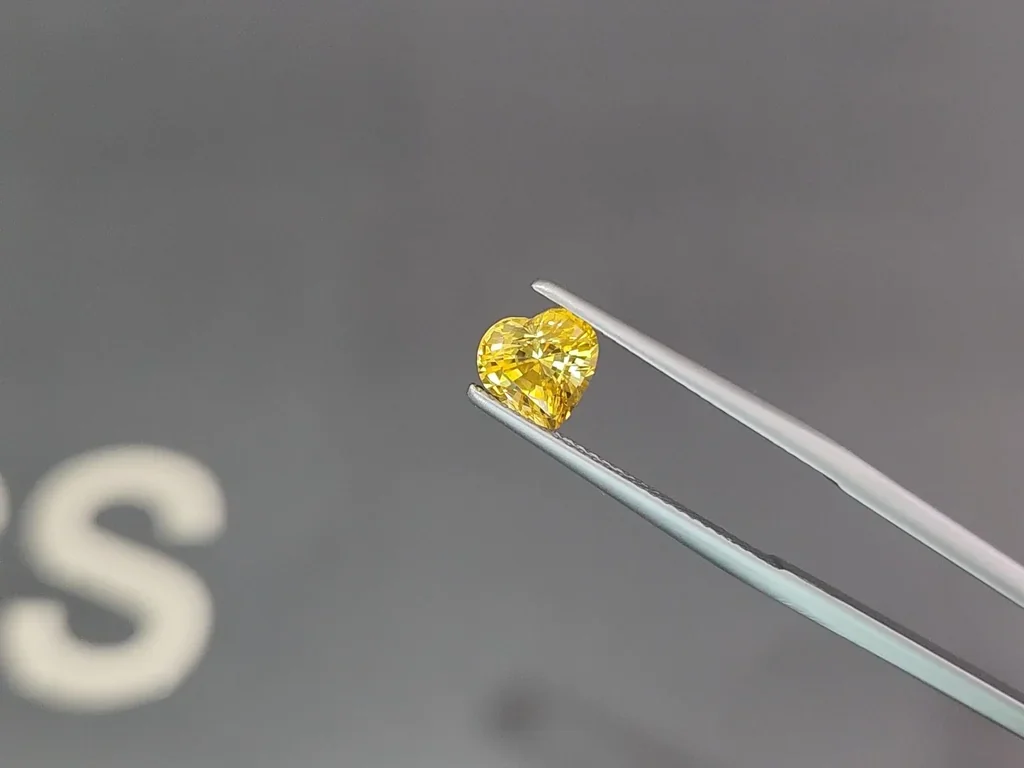 Sapphire Vivid Yellow  heart shape 1.68 carats, Sri Lanka Image №3