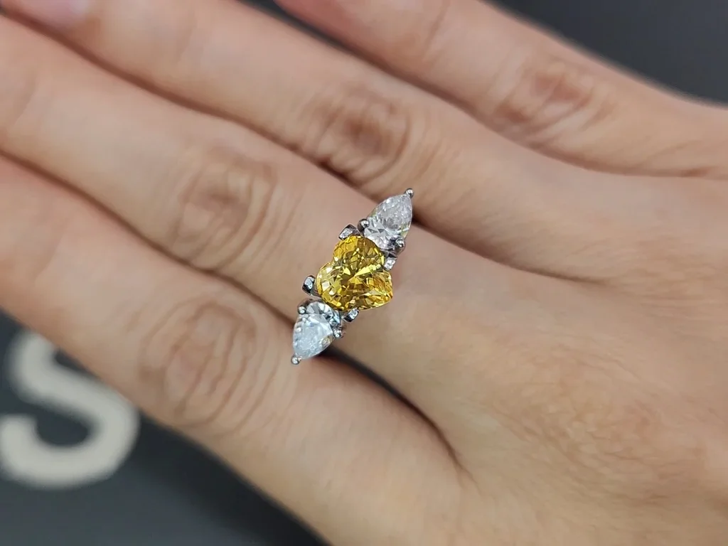 Sapphire Vivid Yellow  heart shape 1.68 carats, Sri Lanka Image №5
