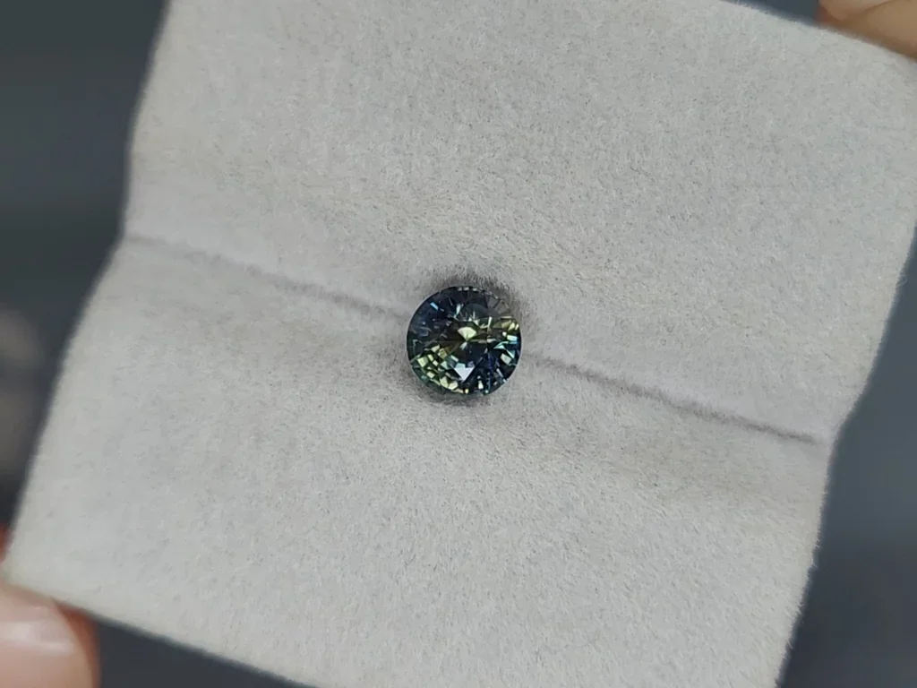 Unheated Bi-color sapphire in round cut 1.53 carats, Madagascar Image №4