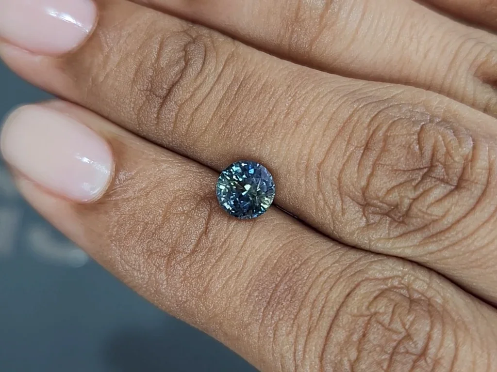 Unheated Bi-color sapphire in round cut 1.53 carats, Madagascar Image №2