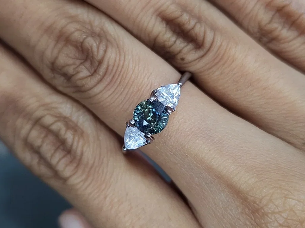 Unheated Bi-color sapphire in round cut 1.53 carats, Madagascar Image №5