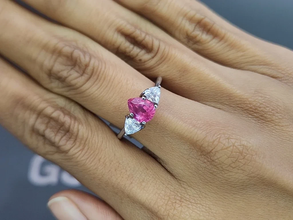 Unheated sapphire Hot pink rutile silk effect pear cut 1.51 carats, Madagascar Image №5