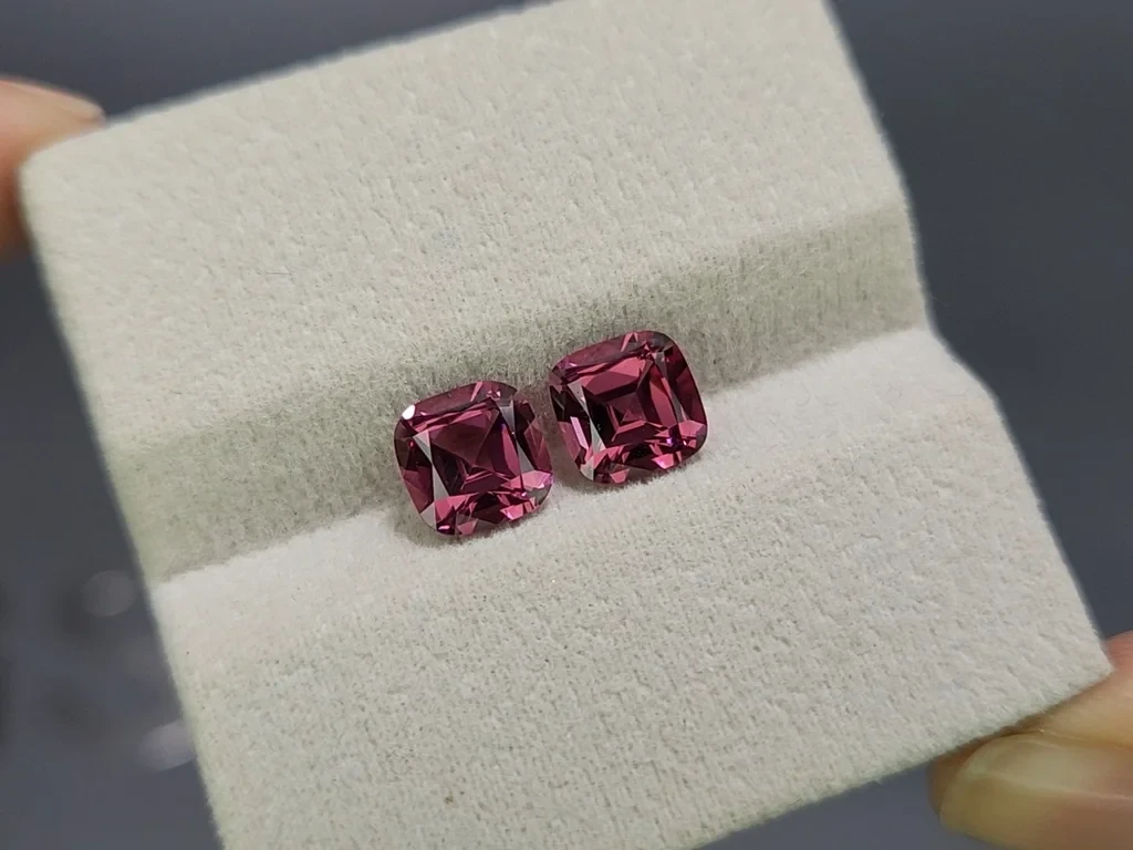 Pair of rhodolite garnets cushion cut 3.67 carats, Madagascar Image №4