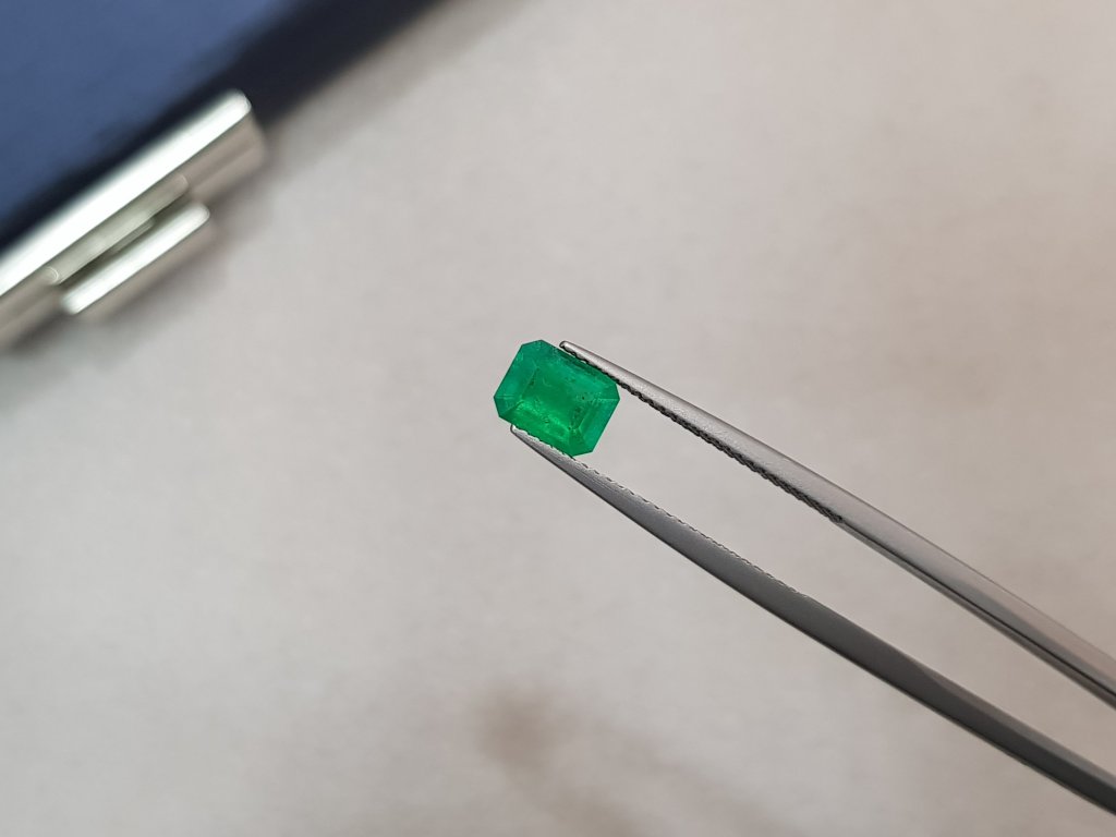 Colombian emerald of intense color 0.99 ct Image №3