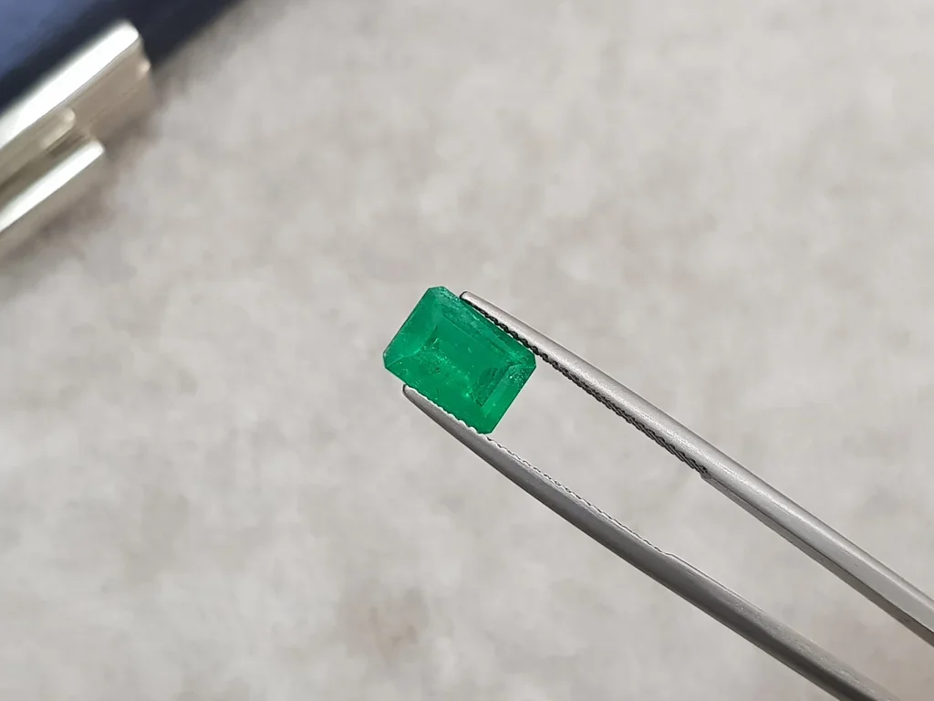 Colombian emerald 1.84 ct in octagon cut, Vivid Green Image №3
