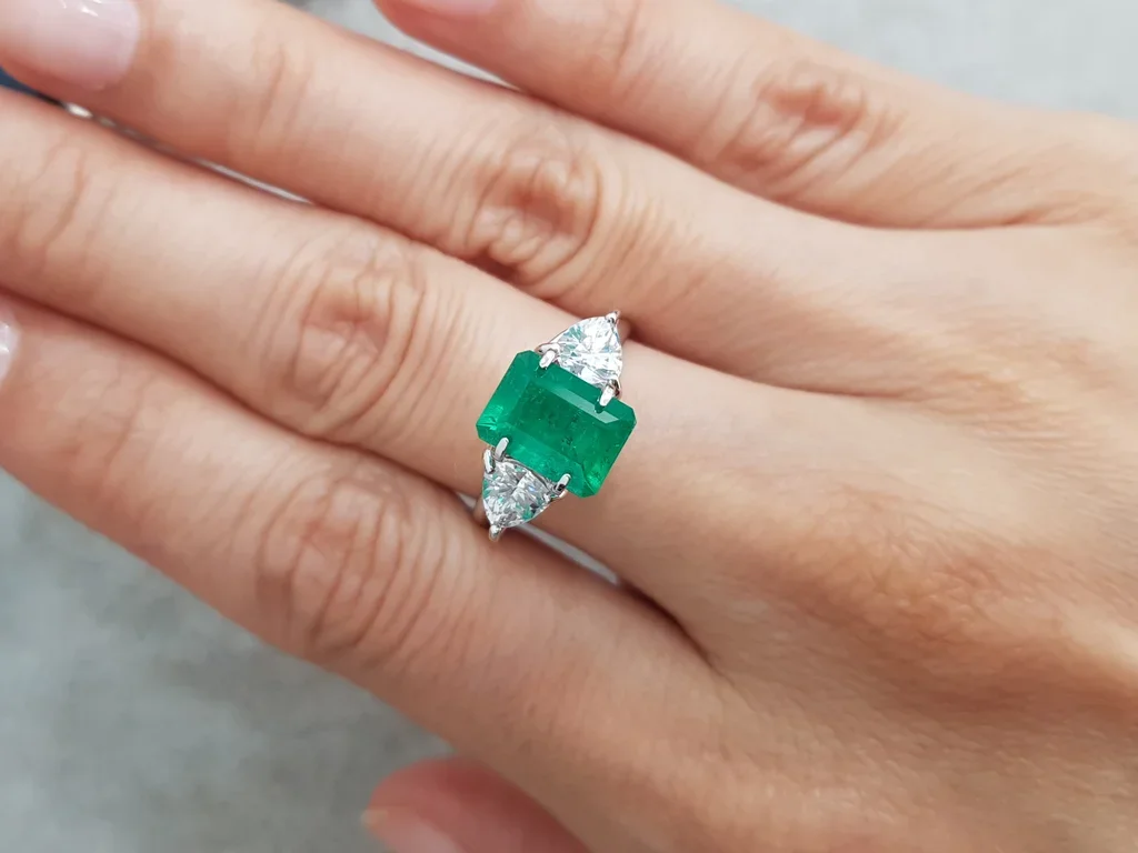 Colombian emerald 1.84 ct in octagon cut, Vivid Green Image №2