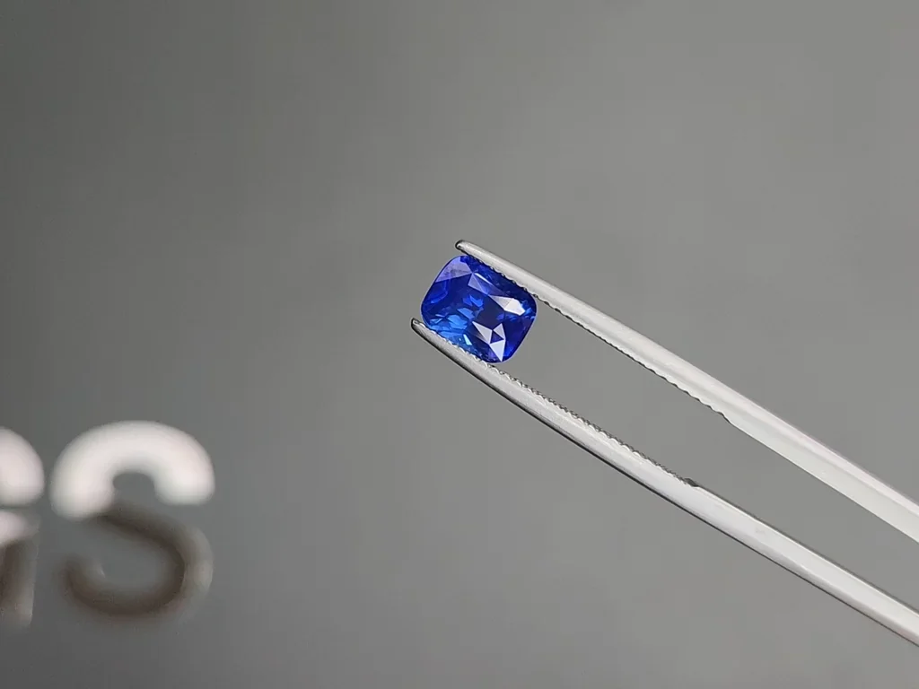 Cornflower Blue sapphire in cushion cut 1.61 carats, Sri Lanka Image №3