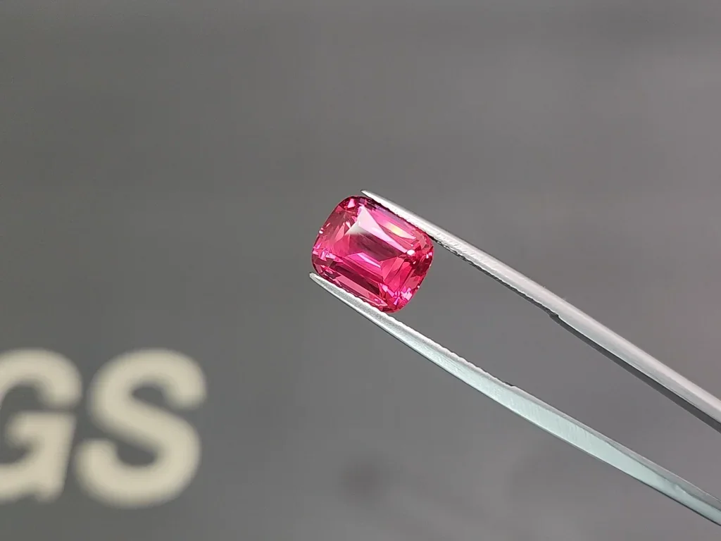 Spinel Mahenge Vibrant pink red cushion cut 5.01 carats, Tanzania   Image №3