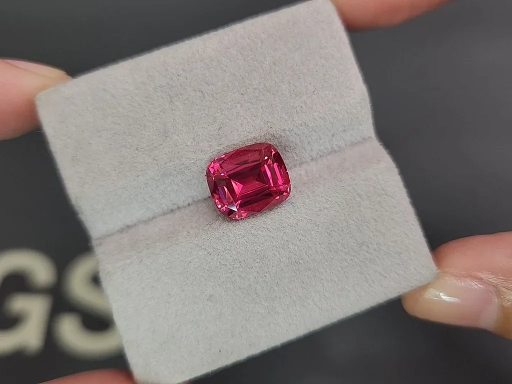 Spinel Mahenge Vibrant pink red cushion cut 5.01 carats, Tanzania   Image №4