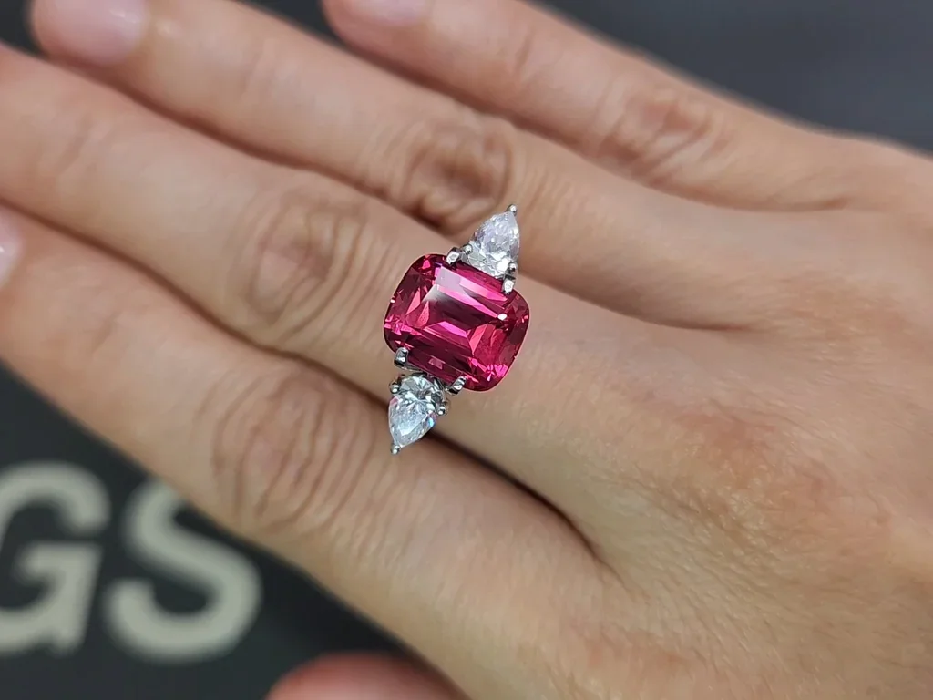 Spinel Mahenge Vibrant pink red cushion cut 5.01 carats, Tanzania   Image №5