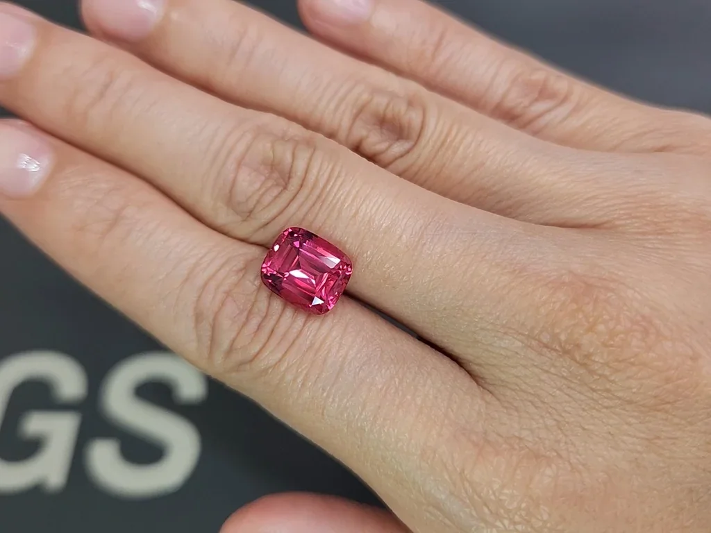 Spinel Mahenge Vibrant pink red cushion cut 5.01 carats, Tanzania   Image №2