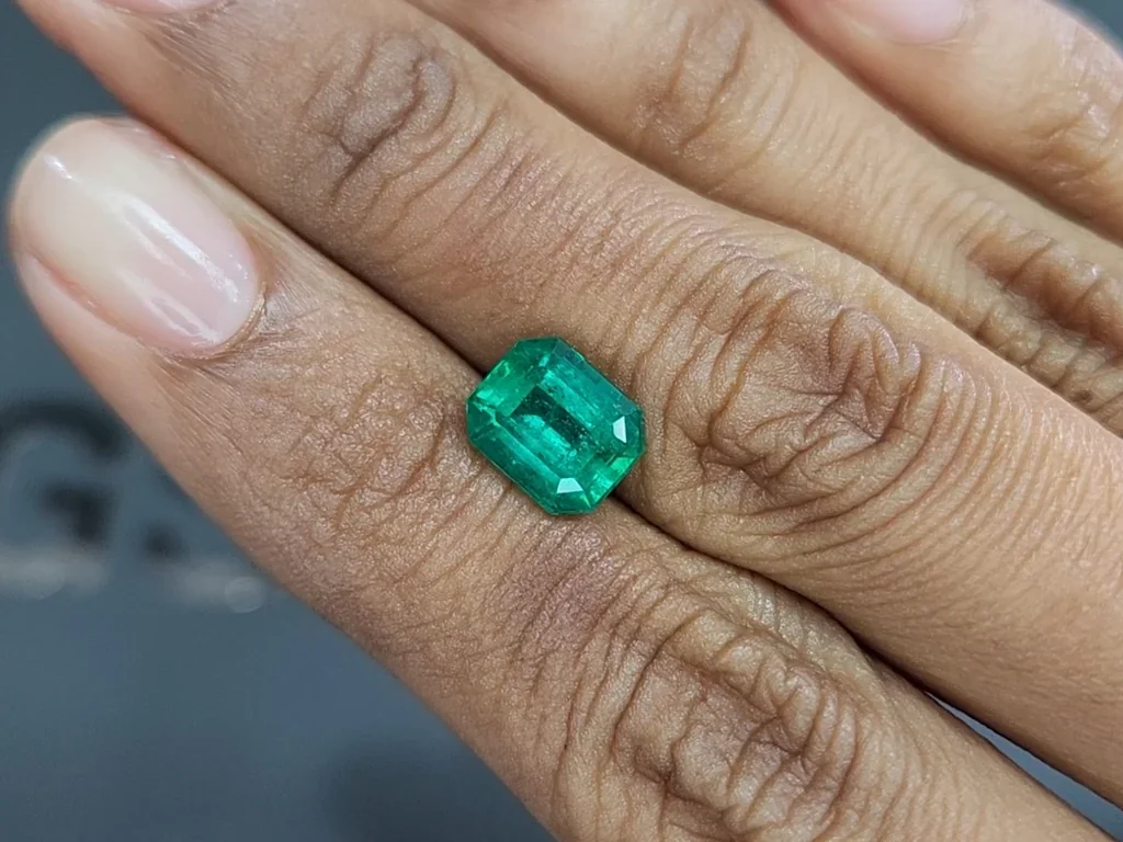 Emerald Vivid green octagon cut 2.55 carats, Colombia Image №2
