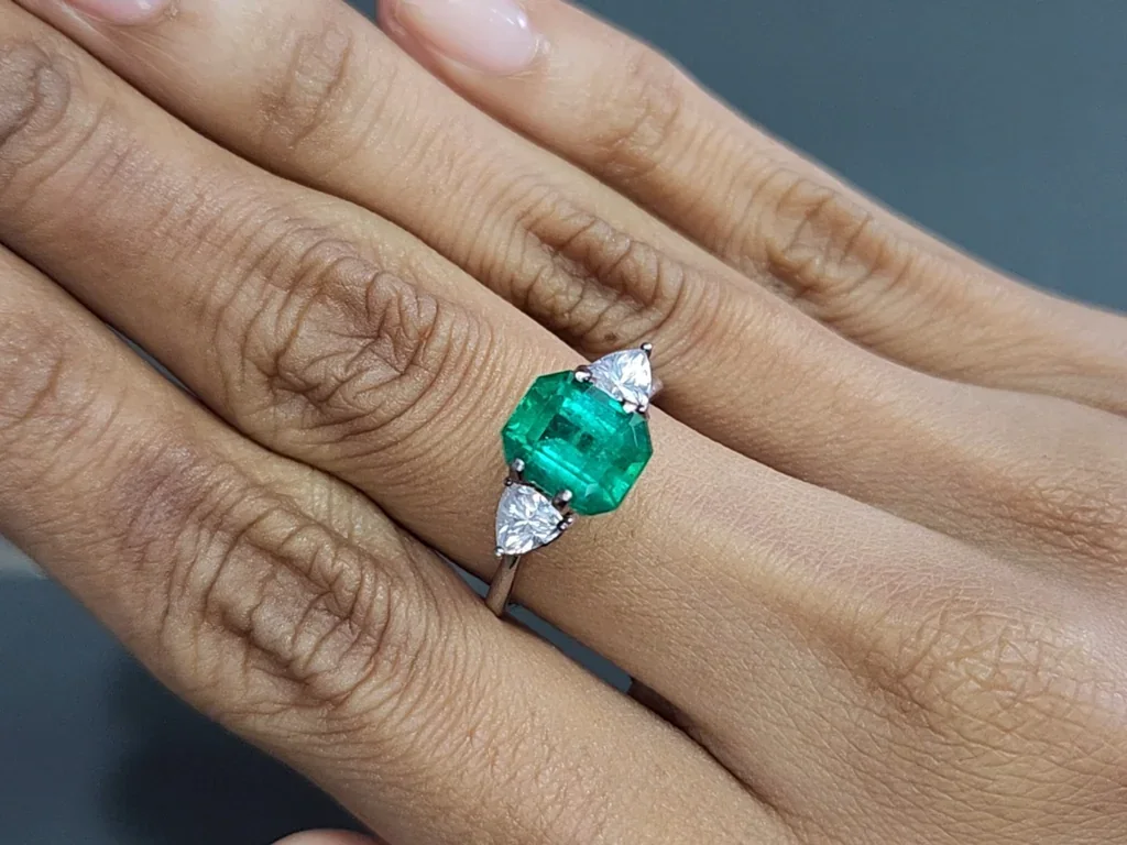 Emerald Vivid green octagon cut 2.55 carats, Colombia Image №5