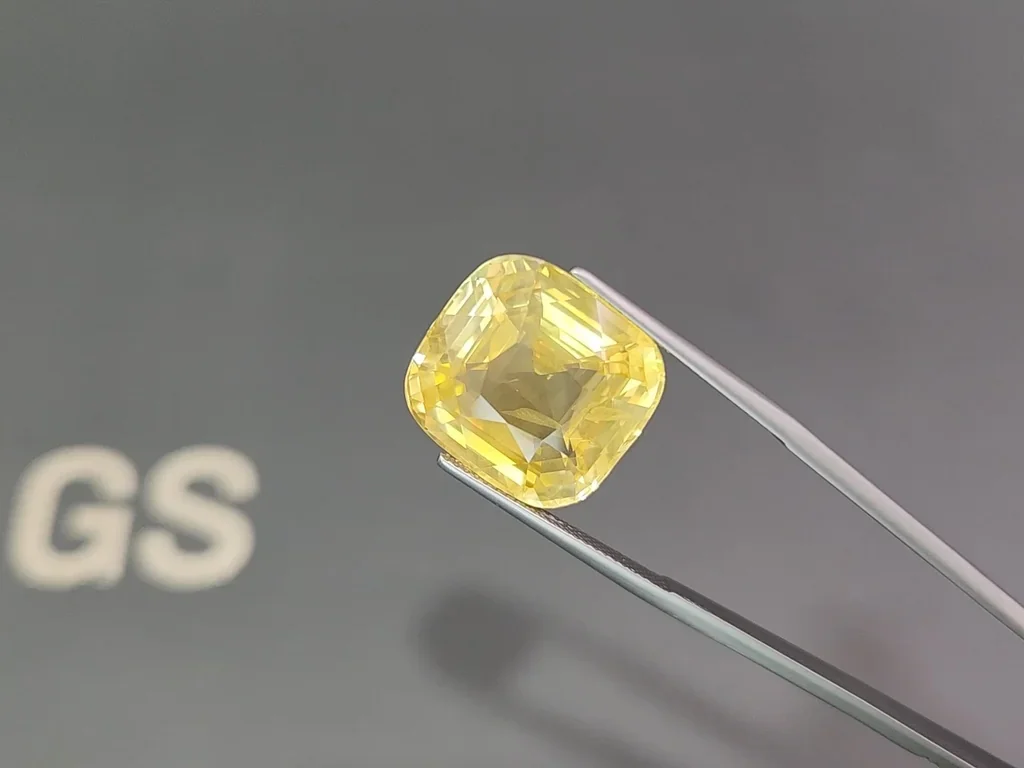 Unheated large yellow sapphire with rutile silk effect 27.32 carats, Sri Lanka (GRS) Image №3