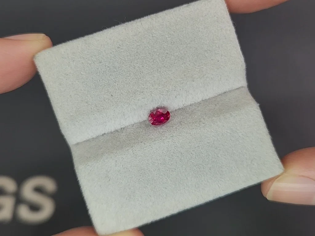 Unheated Pigeon Blood oval cut 0.45 carats, Burma  Image №4