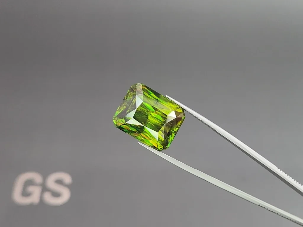 Large green sphene radiant cut  41.63 carats,  Madagascar Image №3