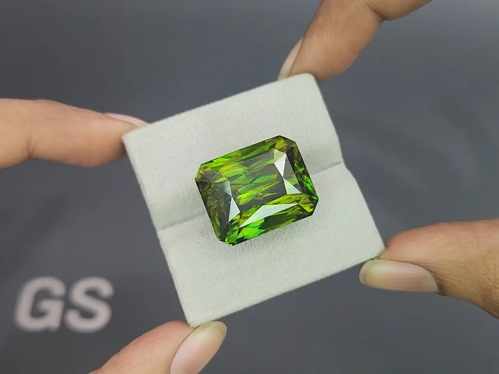 Large green sphene radiant cut  41.63 carats,  Madagascar Image №4