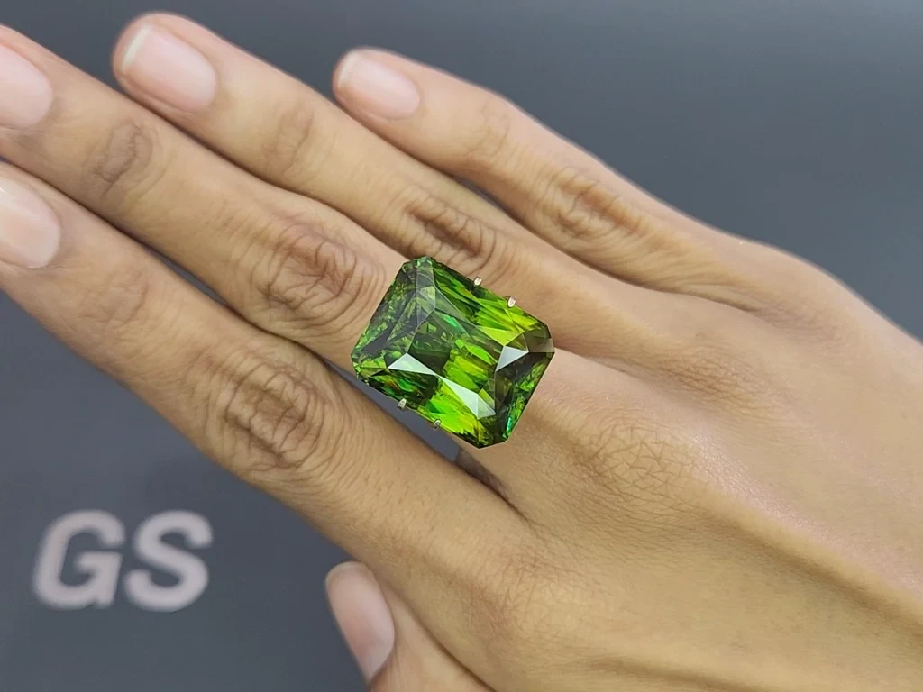Large green sphene radiant cut  41.63 carats,  Madagascar Image №5