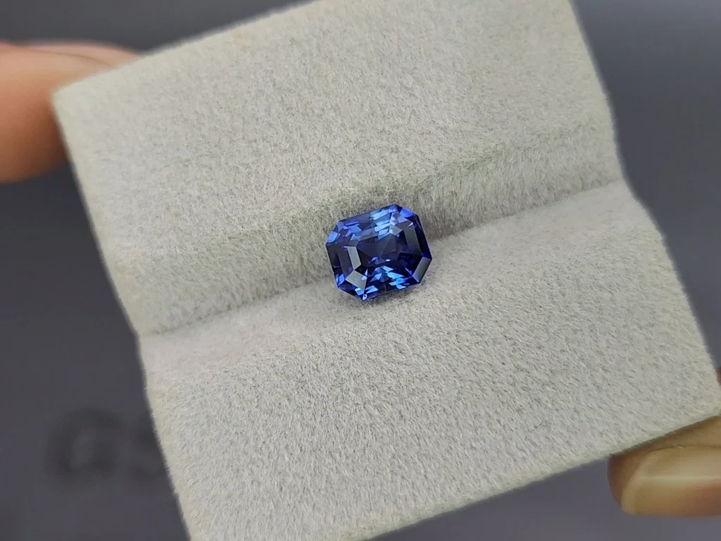 Sapphire Royal Blue octagon cut 2.52 carats, Sri Lanka  Image №4