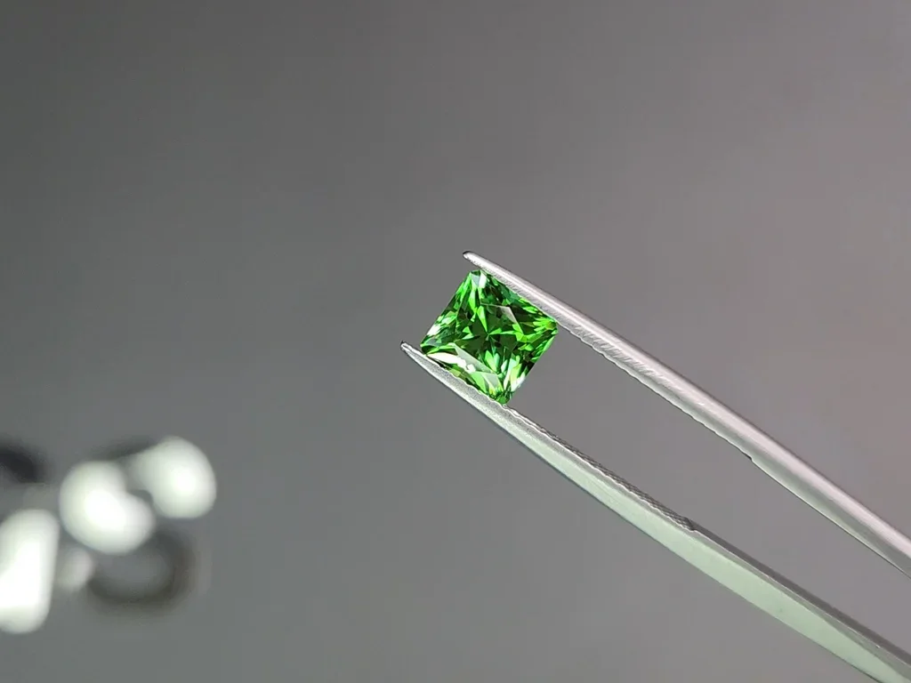 Intense green tsavorite garnet in radiant cut 1.64 carats, Tanzania Image №3