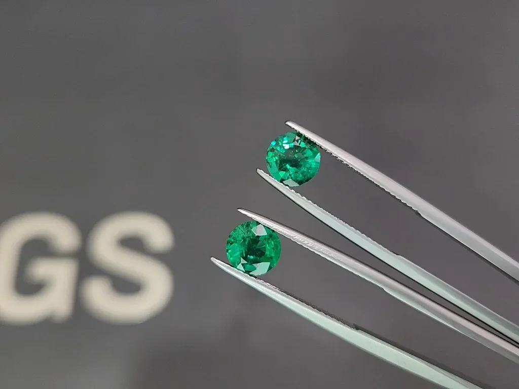Pair of Vivid green emeralds in round cut 2.34 carats, Zambia  Image №3