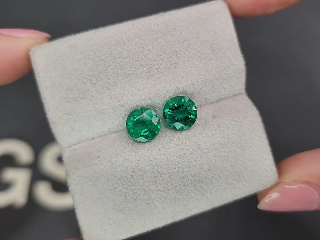 Pair of Vivid green emeralds in round cut 2.34 carats, Zambia  Image №4