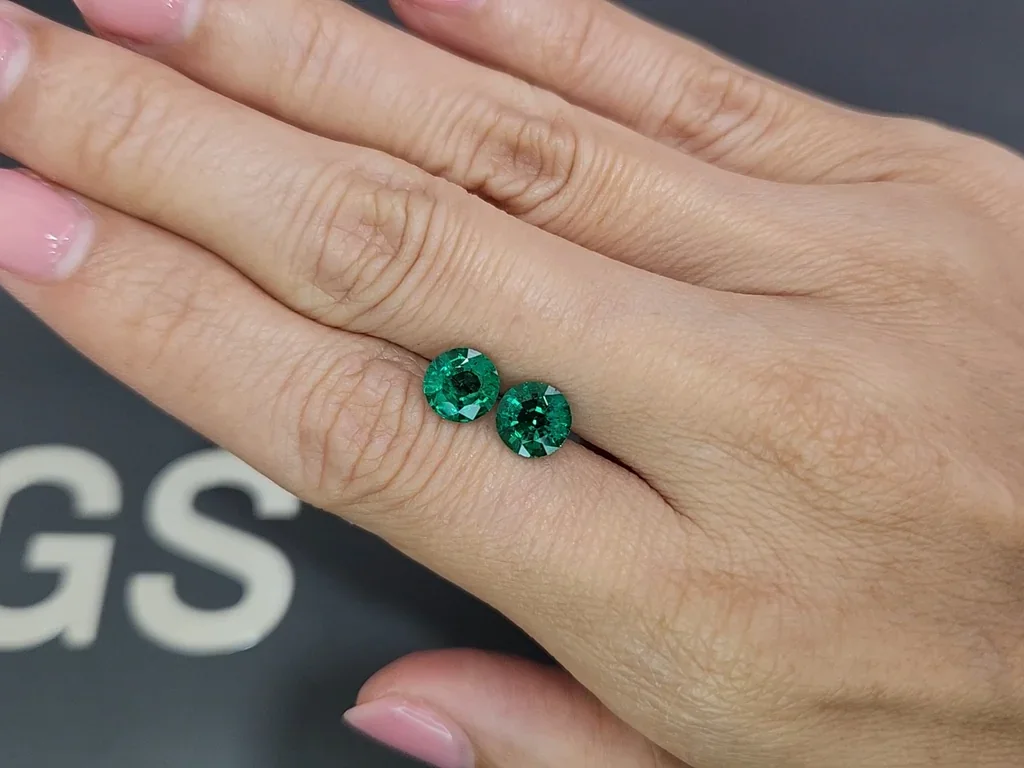 Pair of Vivid green emeralds in round cut 2.34 carats, Zambia  Image №2