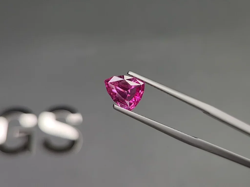 Sapphire Hot pink trillion cut 1.65 carats, Sri Lanka Image №3