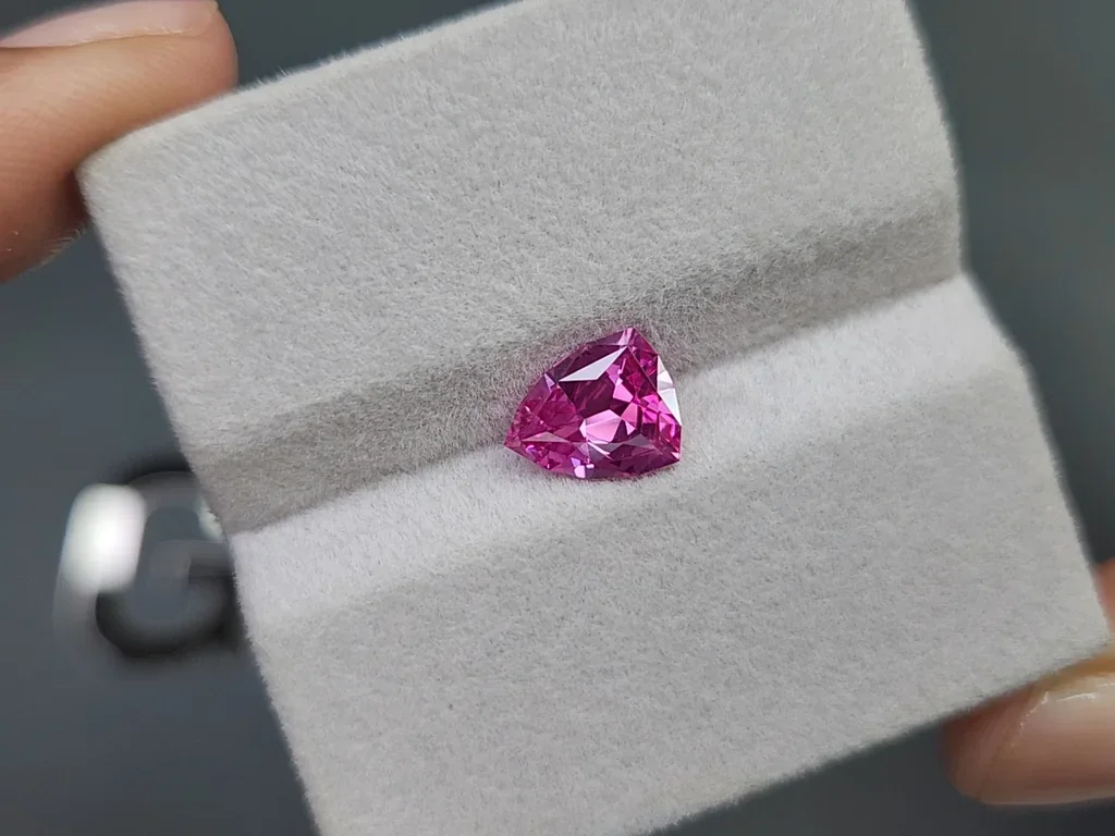 Sapphire Hot pink trillion cut 1.65 carats, Sri Lanka Image №4
