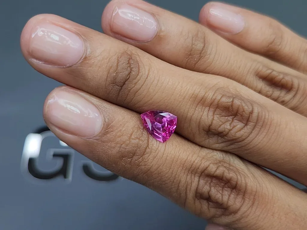 Sapphire Hot pink trillion cut 1.65 carats, Sri Lanka Image №2