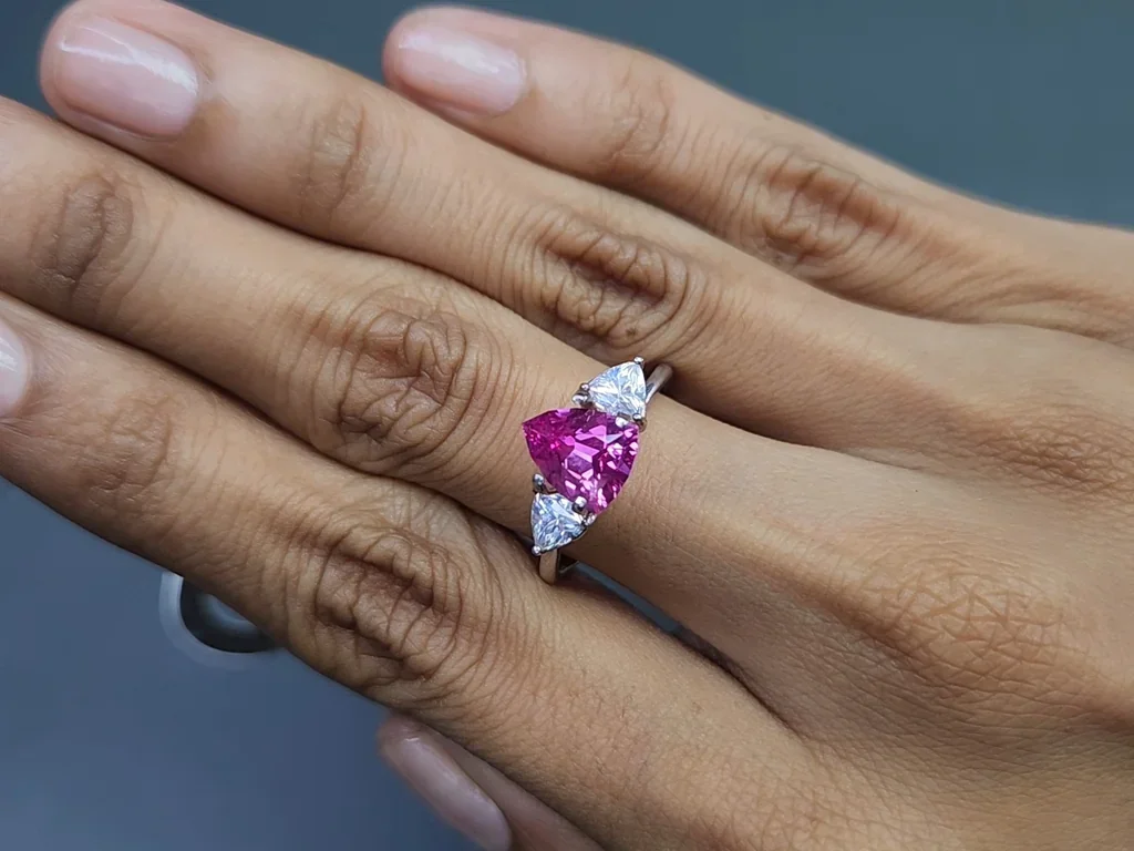 Sapphire Hot pink trillion cut 1.65 carats, Sri Lanka Image №5