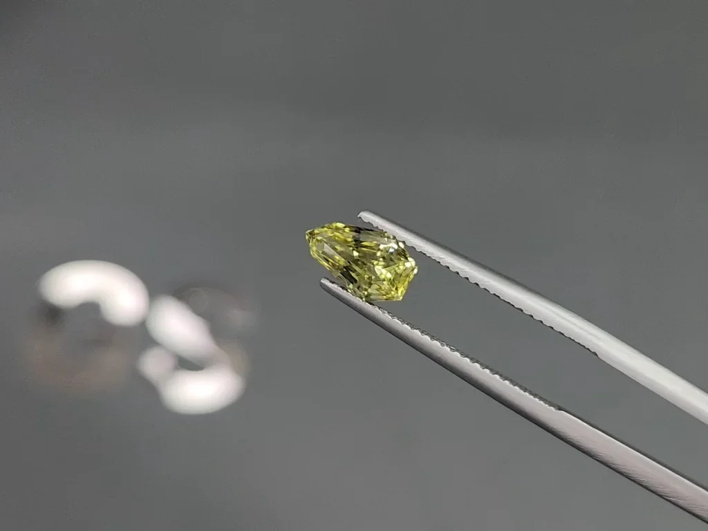 Yellow green chrysoberyl fancy cut 1.49 carats, Sri Lanka Image №3
