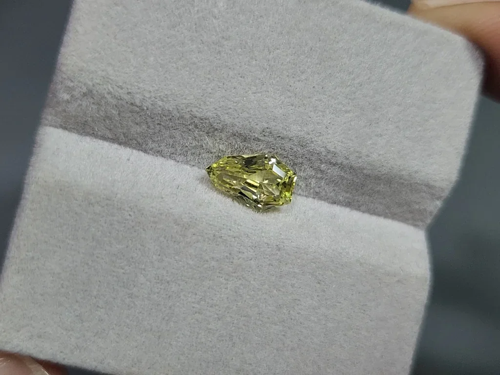 Yellow green chrysoberyl fancy cut 1.49 carats, Sri Lanka Image №4