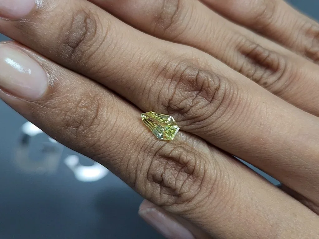 Yellow green chrysoberyl fancy cut 1.49 carats, Sri Lanka Image №2