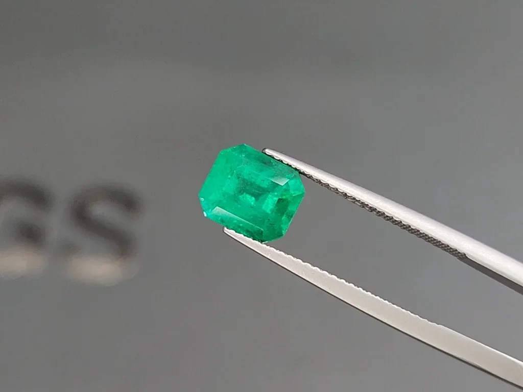 Emerald Vivid green octagon cut 2.30 carats, Colombia Image №3