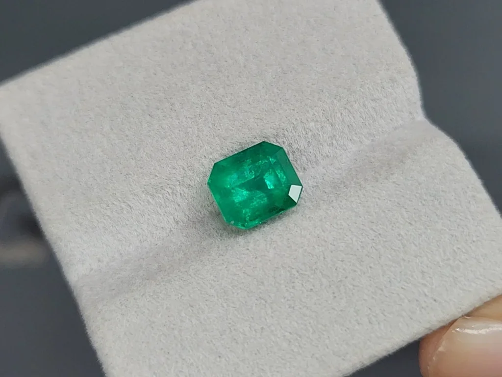 Emerald Vivid green octagon cut 2.30 carats, Colombia Image №4