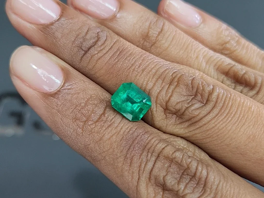 Emerald Vivid green octagon cut 2.30 carats, Colombia Image №2