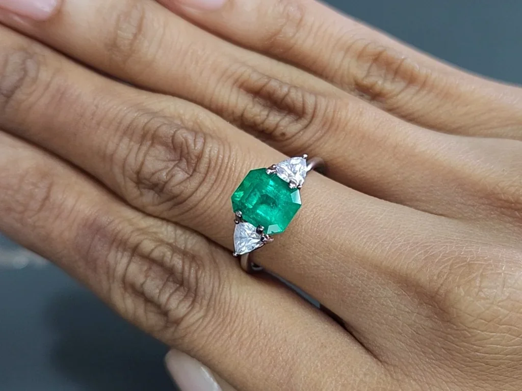 Emerald Vivid green octagon cut 2.30 carats, Colombia Image №5