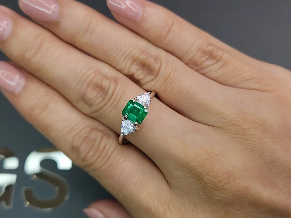 Intense emerald from Colombia 0.93 ct, Vivid Green Image №5